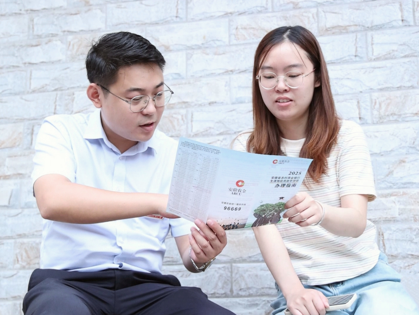 歙县农商银行为困难学子圆梦保驾护航