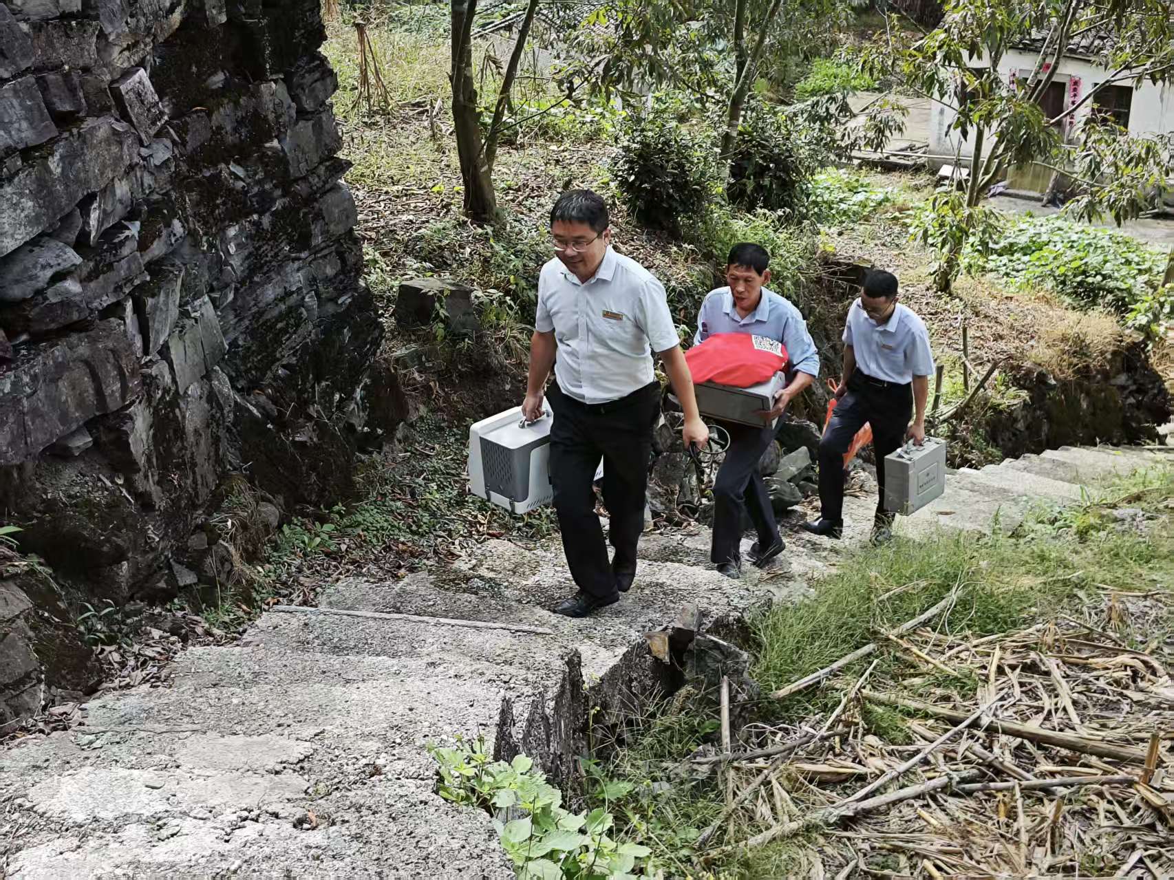 歙县农商银行：不惧蜿蜒山路 方便耄耋老人