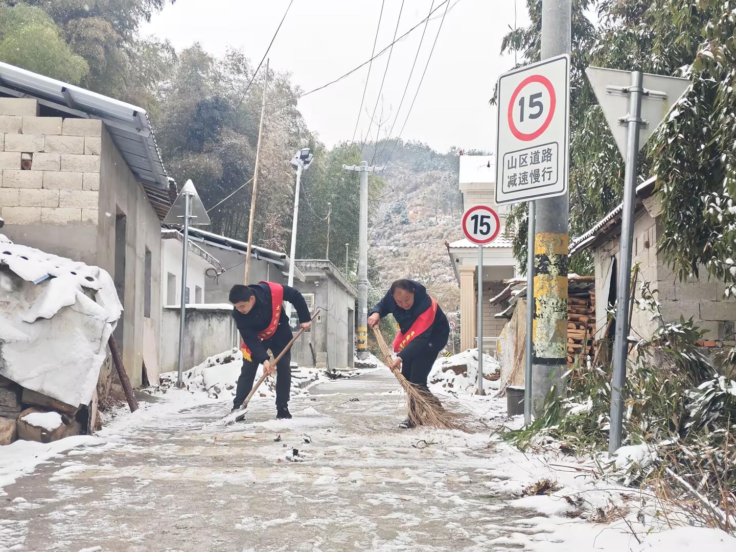 安徽农信铲冰除雪保畅通