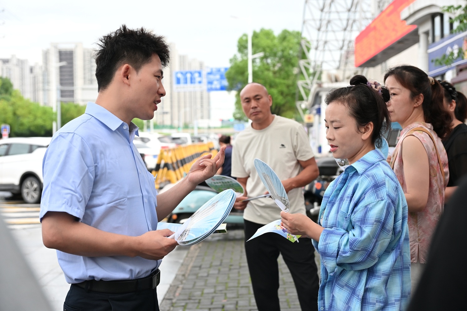 广德农商银行为高考学子撑起“求学伞”
