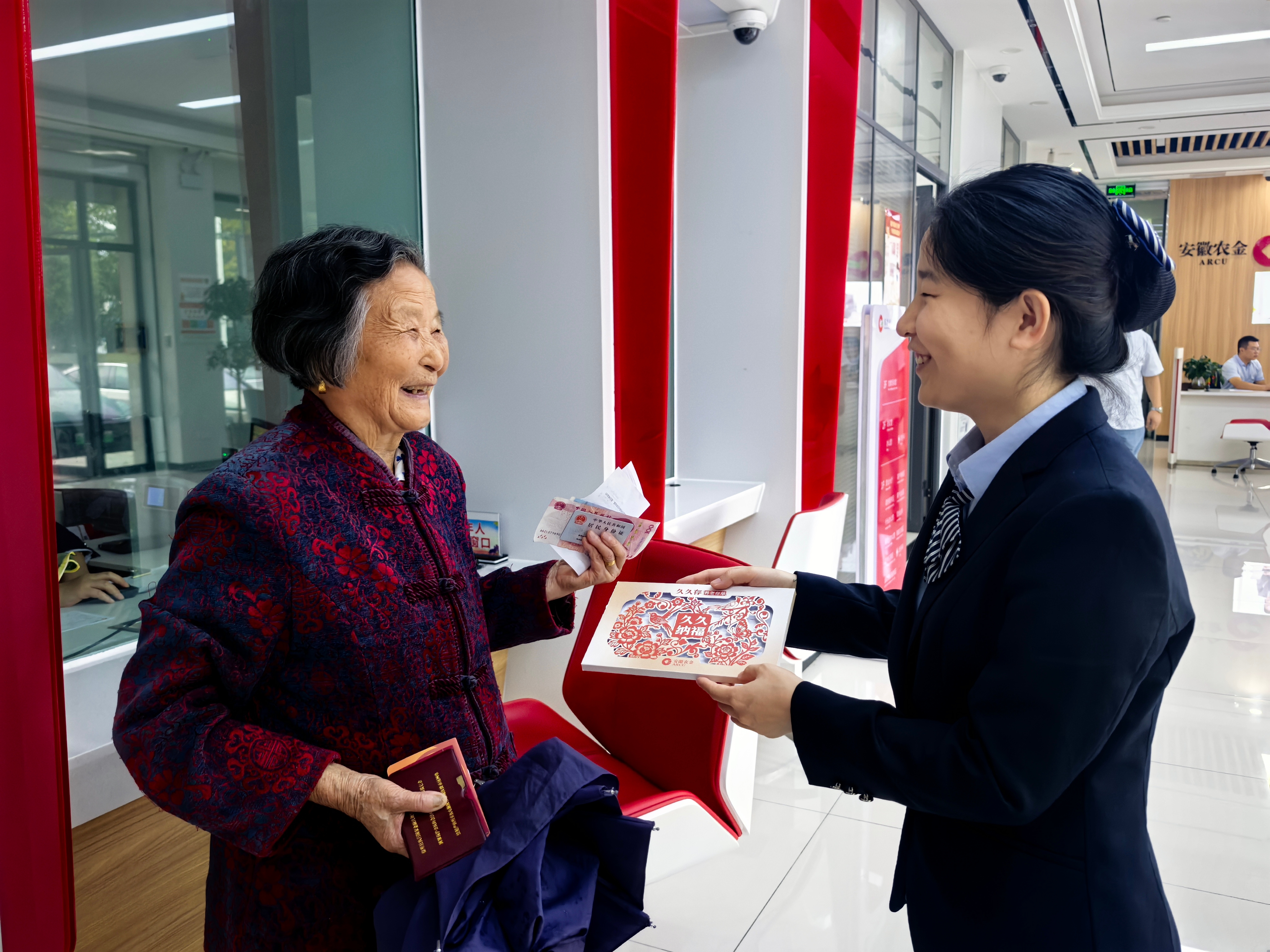 东至农商银行：重阳节送金融“礼包”