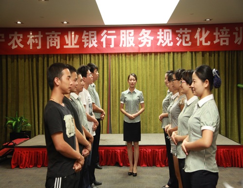 休宁农商行：服务规范 礼仪先行