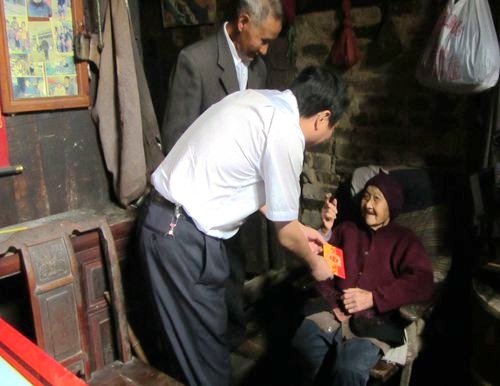 歙县农商行：重阳节慰问百岁老人