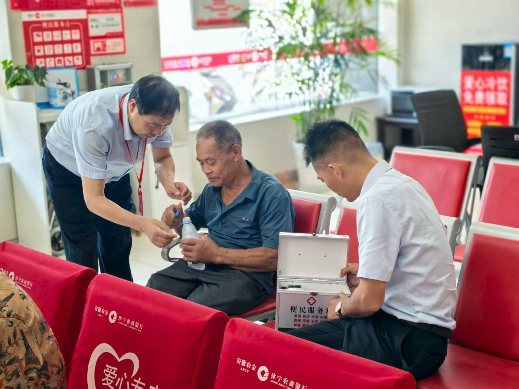 休宁农商银行开展老年客户突发事件应急演练