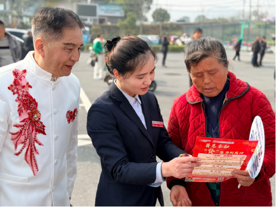 马鞍山农商银行：桃花节里“农商红” 金融服务暖春风