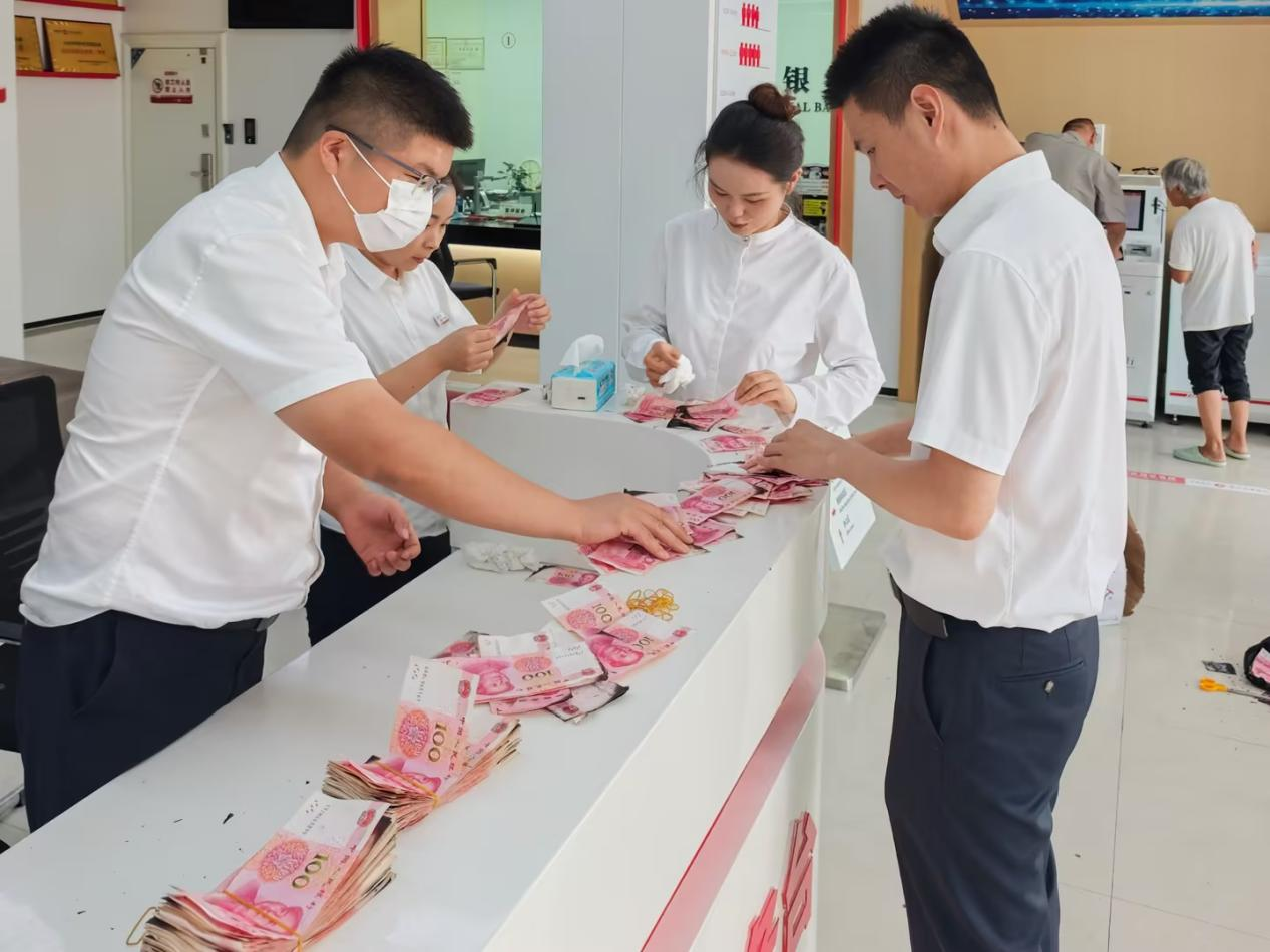 界首农商银行：暖心兑换“火烧币” 挽回老人“血汗钱”